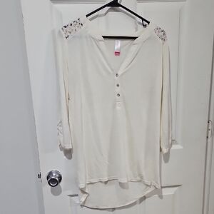 No Boundaries Cream Blouse with Lace Shoulders Size Large